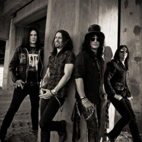 Május végén jön a kettes Slash album