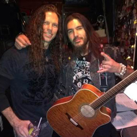 System Of A Down és Foo Fighters dalt is játszott akusztikus szólóbuliján Robb Flynn