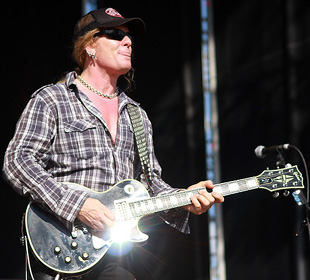 Hallgass bele John Sykes új dalötleteibe!