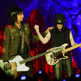 Sérülés nélkül úszta meg a színpadi ütközést Mick Mars