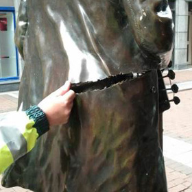 Megrongálták Phil Lynott dublini szobrát