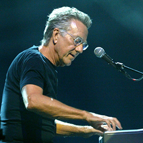 Meghalt Ray Manzarek