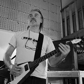 Rengeteg gitárszólóval tér vissza a színre Michael Denner