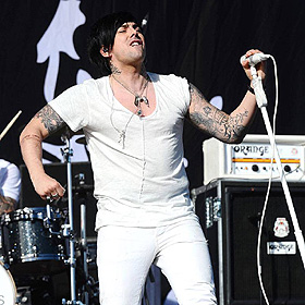 Egy évnél fiatalabb csecsemő megerőszakolásával vádolják a Lostprophets énekesét