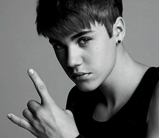 A Fade To Blackkel és a One-nal gyakorol Justin Bieber