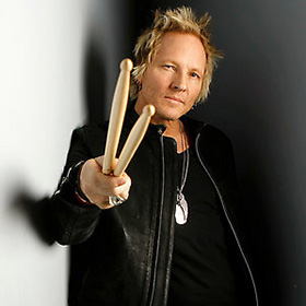 101 éves nagymamájához is dalt írt szólóalbumára Matt Sorum