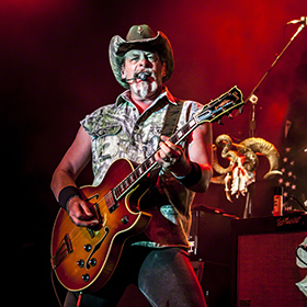 Karrierje 6500. koncertjére és új lemezre készül Ted Nugent