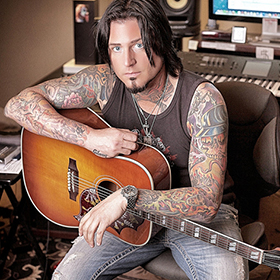 Alice Cooper és Kip Winger is kisegíti a Five Finger Death Punch szólógitárosát