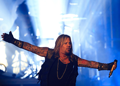 Brutális látványosságokkal indult el a Mötley Crüe búcsúturnéja