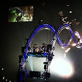 The Crüecifly: nézd meg, mit művel Tommy Lee az aktuális koncerteken!