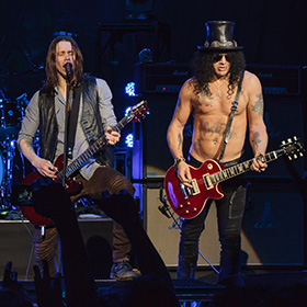 Slash: „Myles technikailag sokkal képzettebb gitáros nálam”