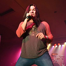 Több mint tizenöt év után új dalokkal jelentkezett Mark Slaughter