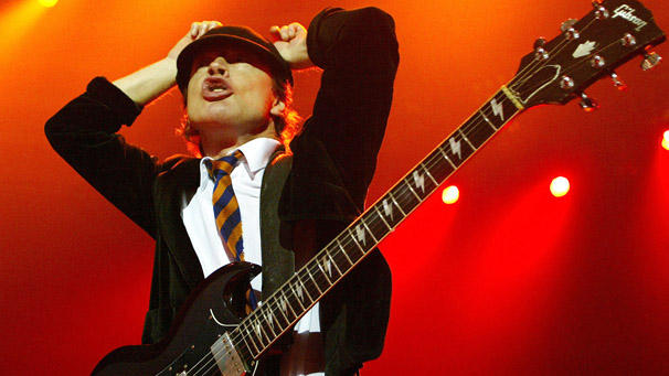 Ma 60 éves Angus Young