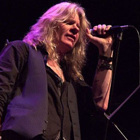 Két éven belül a harmadik énekest fogyasztja Jake E. Lee