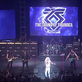 Lenyomta első koncertjét Mike Portnoyjal a Twisted Sister