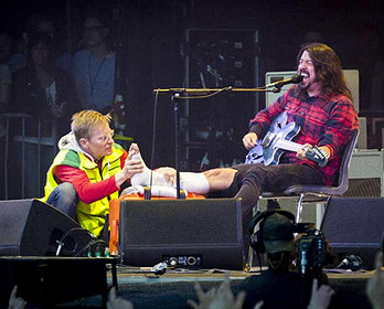 Kérdőjelessé tette a Foo Fighters nyári terveit Grohl lábtörése