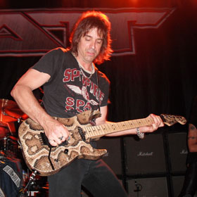 Kiakadt Bobby Blotzer új Rattjén Warren DeMartini