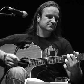 Új szólóalbum és akusztikus nagylemez a progresszív színtér egyik legjobb hangjától