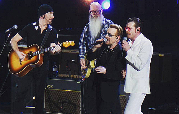 A U2 segítségével visszatért a színpadra az Eagles Of Death Metal