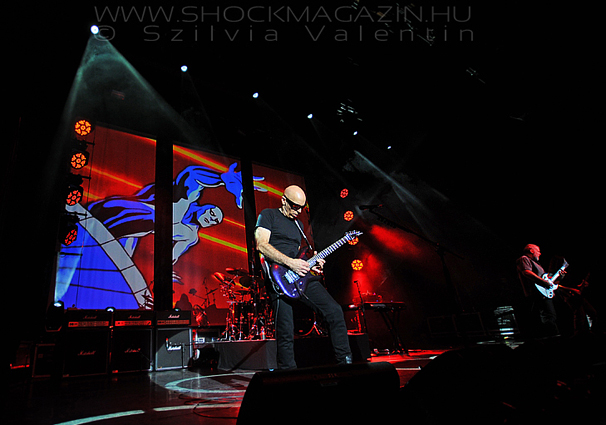 Hétfőn Joe Satriani a Trackben