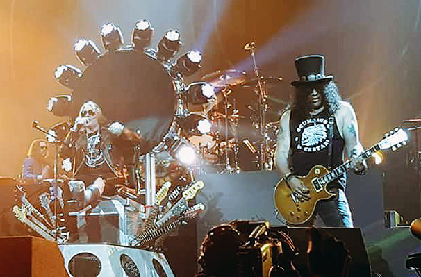 Speciális színpadi székről énekelte végig Axl a Guns N’ Roses első arénabuliját