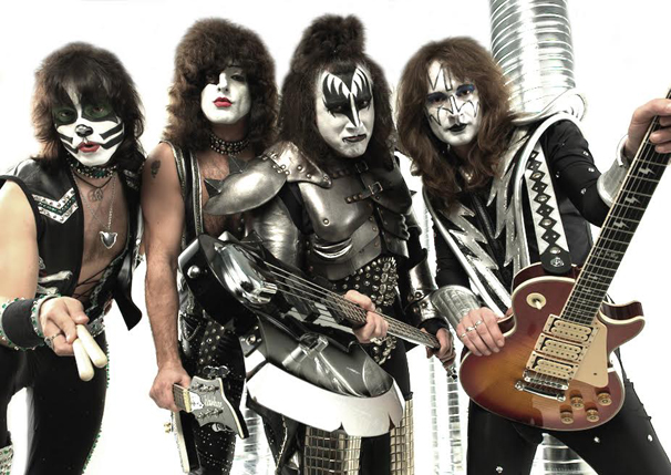 Speciális jubileumi unplugged koncert a KISS Forever Bandtől