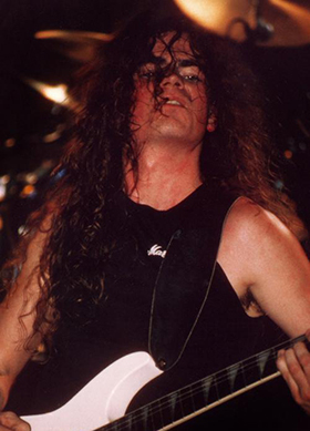 Meghalt Tim Calvert
