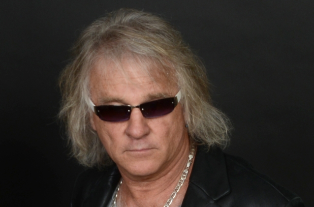 Kómában van Greg Hinz
