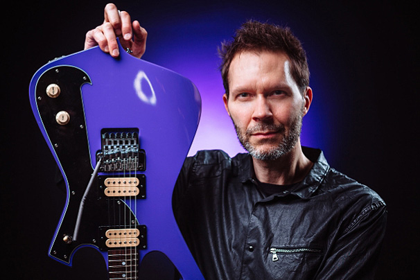 Ismét Budapesten játszik Paul Gilbert