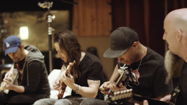 Együtt játssza a Trónok harca zenéjét Scott Ian, Nuno, Tom Morello és Brad Paisley