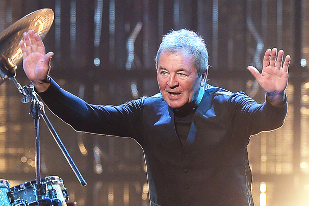 Pénteken új DVD érkezik Ian Gillantől, két dal is meghallgatható róla