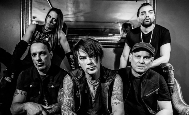 Tizenkilenc év után új dalokat jelentetett meg a Stabbing Westward
