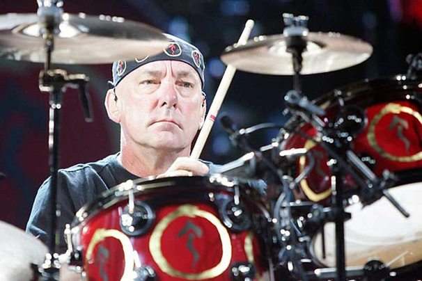 Neil Peart előtt tiszteleg a rockszakma: „Egyetlen dobos témáit sem légdobolták ennyien”