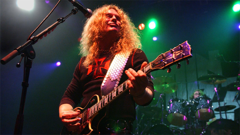 Sokkolta a rockvilágot John Sykes halálhíre: „Gitárosként, dalszerzőként és énekesként egyaránt lenyűgöző volt”