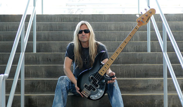 James LoMenzo basszusgitározik a Megadeth aktuális turnéján