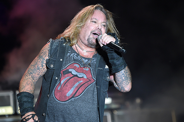 Színpadi esés utáni bordatörésből lábadozik Vince Neil