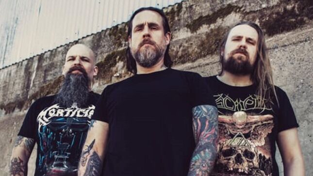 „Ez egy black/thrash-dal, a refrénben King Diamond által ihletett gitárral”