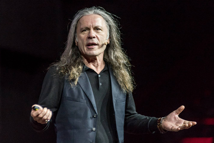 Tavasszal folytatja a munkát új szólóalbumán Bruce Dickinson
