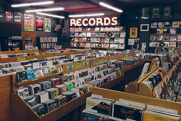 Rohamosan nő a vinylek eladása, de CD-ből is több fogyott tavaly, mint 2020-ban