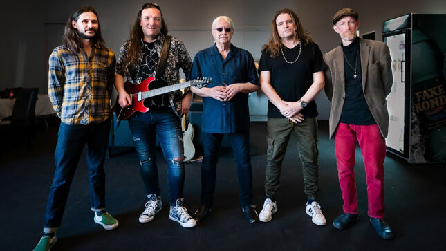 Harmadik saját nagylemezét adja ki az Ian Paice-szel felálló Purpendicular