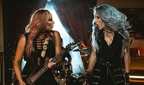 Alissa White-Gluz énekel Nita Strauss új szólódalában