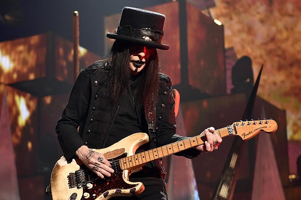 Hivatalos: visszavonul a turnézástól Mick Mars