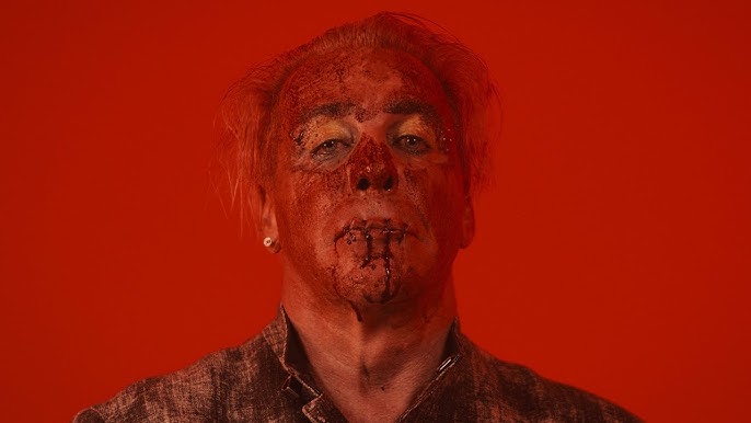 Véres, korhatáros klipdallal jelentkezett Till Lindemann