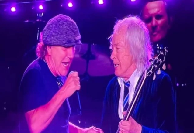 Hét év után ismét színpadon állt az AC/DC, setlist és videók Indióból