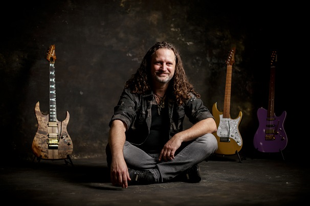 „Beírod, hogy olyan zenét szeretnél, ami a Metallica dalaira hasonlít, és egy óra alatt legyárthatsz több nagylemeznyi anyagot”