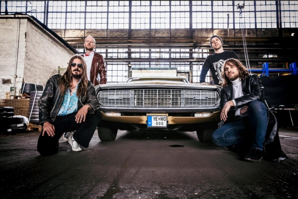 Crying Mantis: gyártelepes videó a YEWO-tól