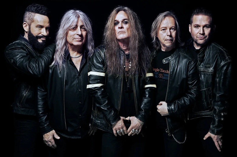 „Mikkey jellegzetes játéka hozzátett egy plusz dimenziót a dalokhoz és a végső produkcióhoz”