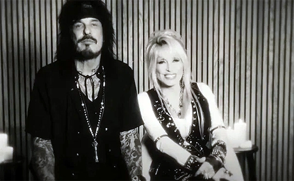 Dolly Partonnal játssza a Home Sweet Home új verzióját a Mötley Crüe