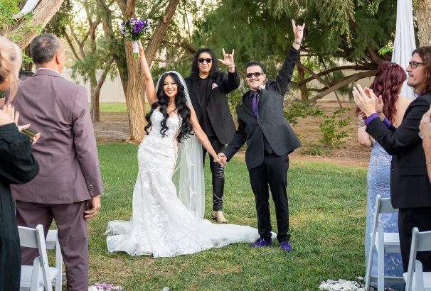 Gene Simmons adta össze Charlie Benantét és Carla Harvey-t