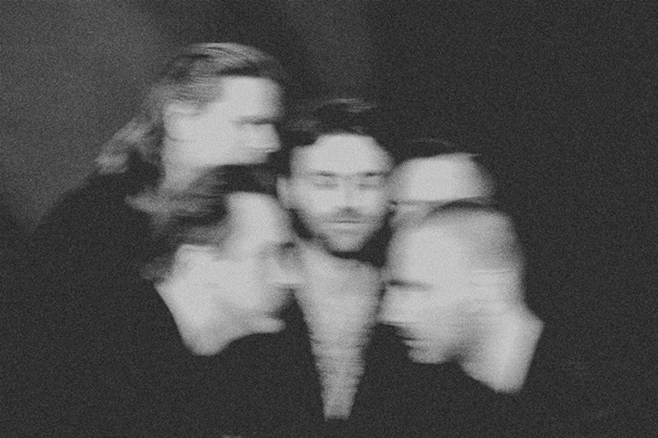 Monochrome: hallgasd végig a Hér első albumát!